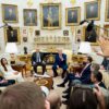 Reunión oficial el 21 de julio de 2026 en el Despacho Oval de la Casa Blanca profusamente decorado con retratos históricos enmarcados, una chimenea decorativa y mobiliario clásico con detalles dorados. Frente a la chimenea, Joseph Auon (presidente de Líbano) y Donald Trump (presidente de EEUU). Sentados a los lados de una mesa de centro, los representantes de Líbano (izquierda) y de EEUU (derecha), mientras periodistas, cámaras y micrófonos rodean la reunión con micrófonos suspendidos sobre los participantes.