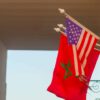 Banderas nacionales de Estados Unidos y Marruecos instaladas en astas en la fachada de un edificio de una calle de Tánger, Marruecos.