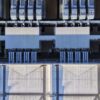 Vista aérea de un gran centro de datos en Londres, con varias filas de instalaciones y sistemas de refrigeración distribuidos sobre la cubierta del edificio.
