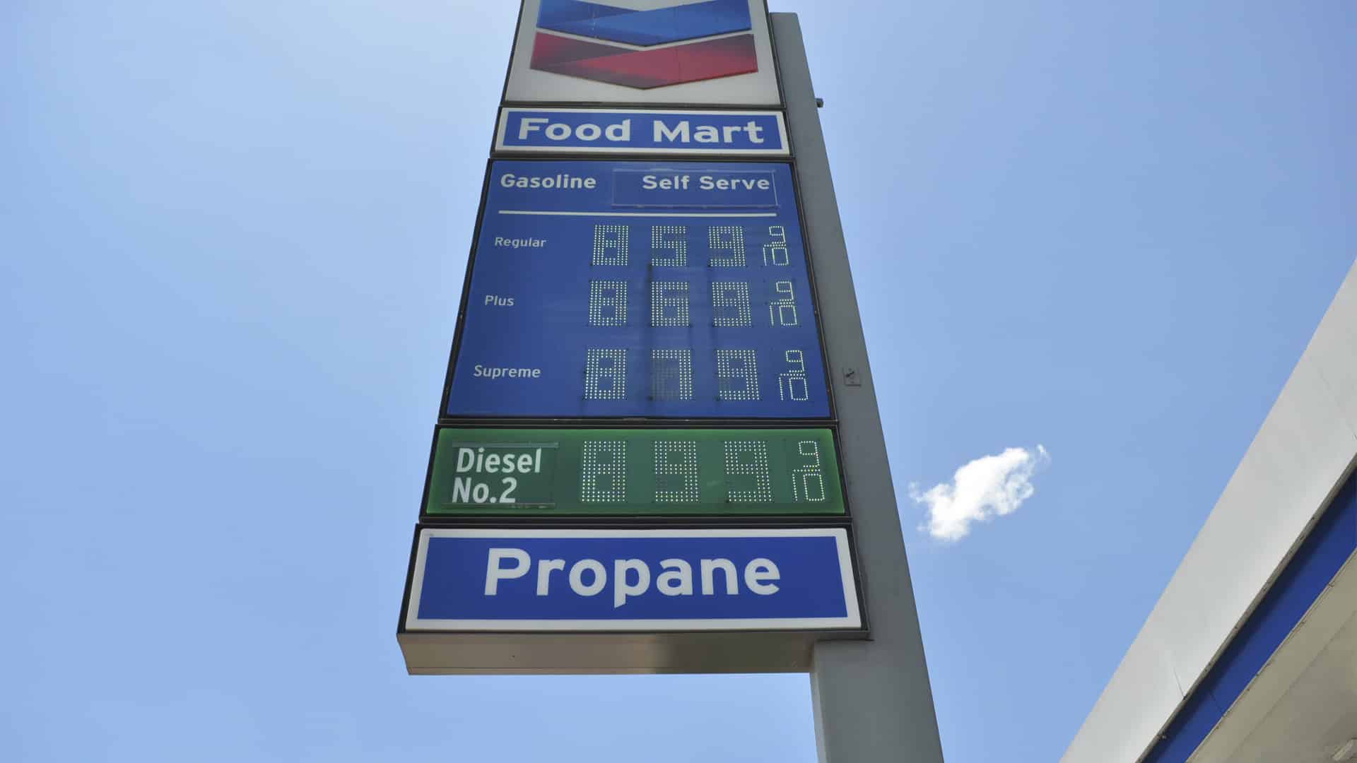 Cartel de una gasolinera en Los Ángeles con los precios de la gasolina y el diésel tras la crisis del petróleo provocada por la guerra con Irán, el 28 de mayo de 2026.