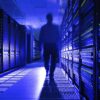 Hombre caminando en un centro de supercomputación. Foto: Cavan Images, Marc Morrison / Getty Images.