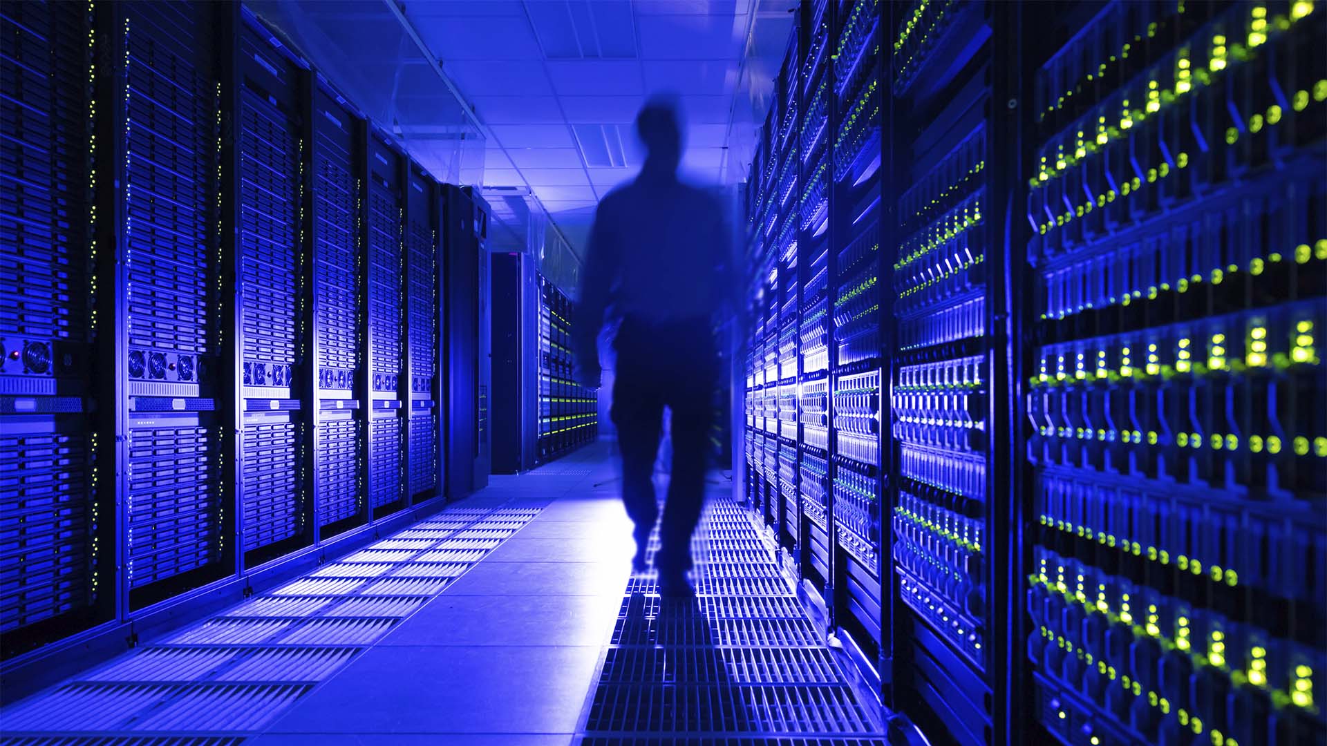 Hombre caminando en un centro de supercomputación. Foto: Cavan Images, Marc Morrison / Getty Images.