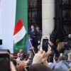Péter Magyar pronuncia un discurso ante una multitud durante la constitución del Parlamento húngaro el 9 de mayo de 2026, con una gran bandera de Hungría de fondo y asistentes que graban el acto con sus teléfonos móviles.