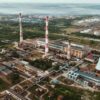 Vista aérea de una gran refinería de petróleo con numerosas torres industriales, tuberías y depósitos, rodeada por terrenos abiertos. La imagen ilustra la infraestructura energética rusa vinculada al refino y la comercialización de combustibles.
