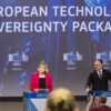 Thomas Regnier, Henna Virkkunen y Dan Jørgensen, de izquierda a derecha, intervienen ante tres atriles durante una rueda de prensa de la Comisión Europea (03/06/2026). Al fondo, una pantalla muestra el título «European Technological Sovereignty Package».