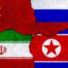 Composición gráfica de las banderas de China, Rusia, Irán y Corea del Norte, distribuidas en cuatro secciones separadas por bordes irregulares negros sobre un fondo de textura rugosa.